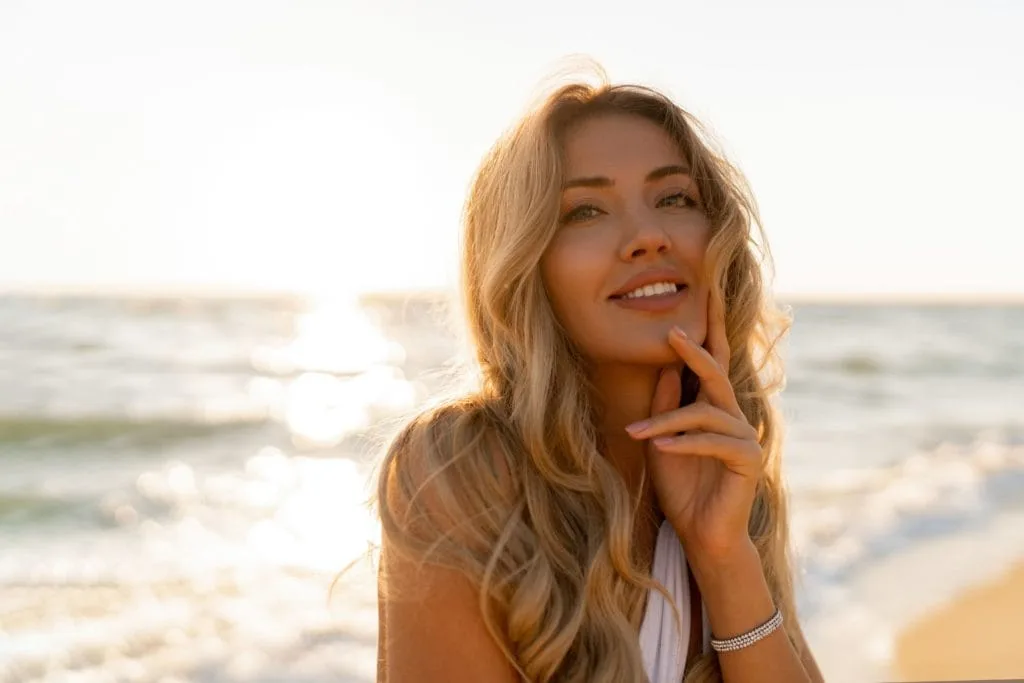 Unlocking the Magic of Cryoskin: Transform Your Body with Revolutionary Cold Therapy 1 Woman receiving Cryoskin treatment for fat reduction